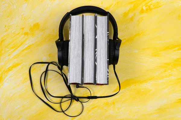 Conceito Livros Áudio Livro Fones Ouvido Fundo Amarelo Com Espaço — Fotografia de Stock