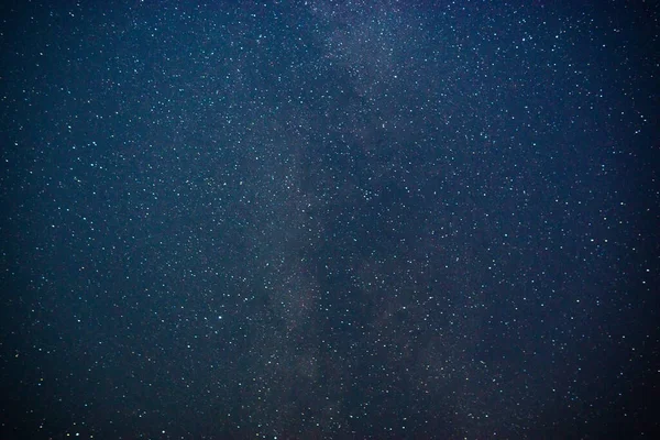 暗い背景に青い夜空と星の質感 ノイズと穀物と 長時間露光写真 — ストック写真