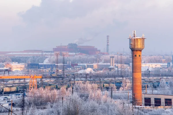 Torre Água Tijolo Velho Inverno Fundo Fábricas Árvores Neve — Fotografia de Stock