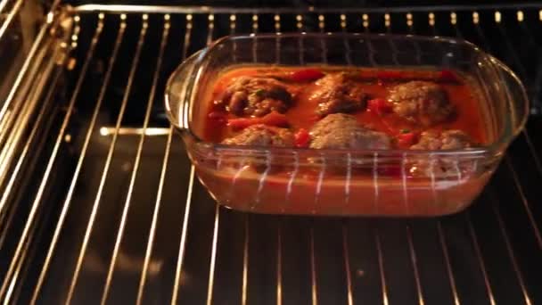 Gebackene Frikadellen auf Pfanne heiß direkt aus dem Ofen. Lebensmittelzubereitung — Stockvideo