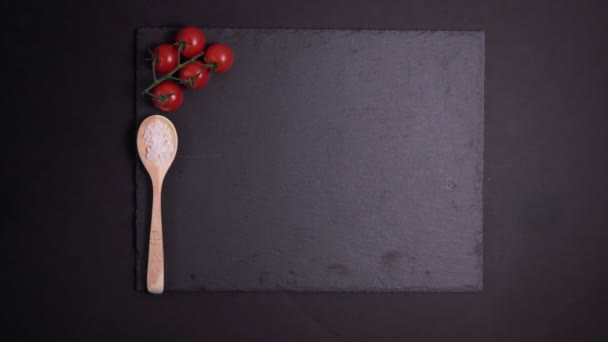 健康饼干，奶酪，樱桃西红柿，新鲜香草，黑色背景。顶部视图 — 图库视频影像