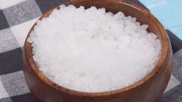 調理のための白い海塩のクローズアップ。青い背景に焦点を当て — ストック動画