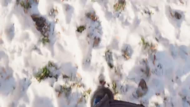 Πόδια ενός άνδρα που περπατά στο χιόνι το χειμώνα με χειμερινές μπότες. — Αρχείο Βίντεο