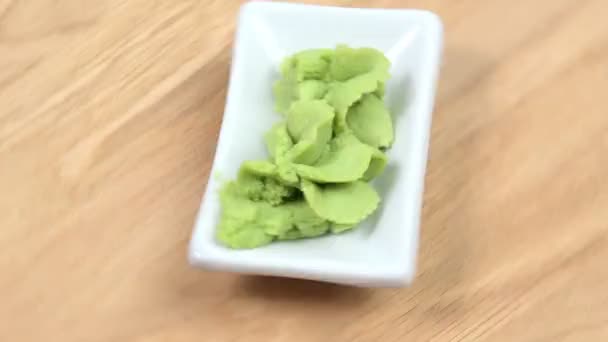 Närbild av wasabi spinning på ett träbord. Japansk krydda för sushi och sashimi — Stockvideo