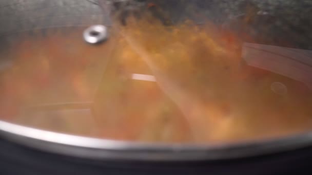Закуска из фасоли, вкусная еда с помидорами и куриным филе. приготовление пищи — стоковое видео