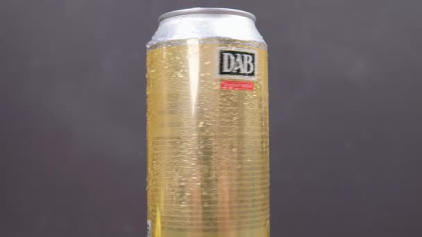 Tyumen, Rusya-23 Aralık 2020: DAB Alman buğday birası Dortmunder Actien Brauerei tarafından demlendi — Stok video