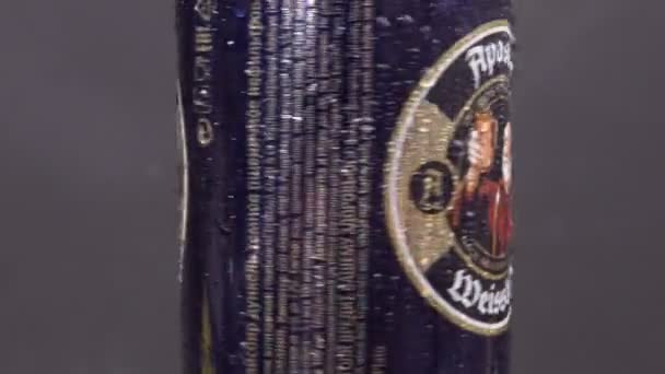 Tyumen, Rusland-23 december 2020: Apostel Weissbier Dunkel. Duits bierlogo op aluminium blikje — Stockvideo