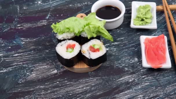 Ρολά σούσι λαχανικών με αβοκάντο, σαλάτα αγγουριού και μαύρο φόντο ντομάτας. Υγιή vegan έννοια τροφίμων. — Αρχείο Βίντεο