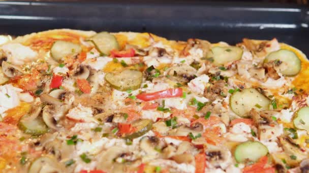 Гаряча піца з огірками гриби курка і перець. приготування їжі — стокове відео