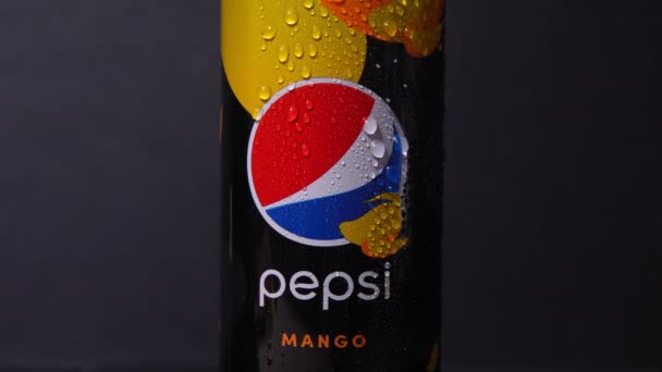 Tyumen, Russia-November 02, 2020: Pepsi Mango can with water drop. 기분을 상쾌하게 해 주는 시원 한 음료. 로고를 닫고 — 비디오