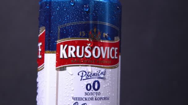 Tjumen, Russland - 02. November 2020: Krusovice-Logo aus der Nähe von alkoholfreiem Bier. Lagerbier mit eher fröhlichem Aroma. — Stockvideo