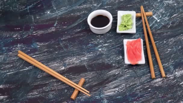 Au four tempura sushi rouleaux wasabi gingembre sur un fond sombre. — Video