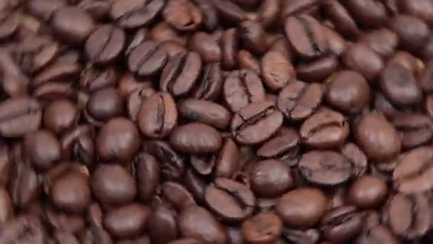 ローストエスプレッソコーヒー豆のクローズアップ。香り高いコーヒー豆の回転 — ストック動画
