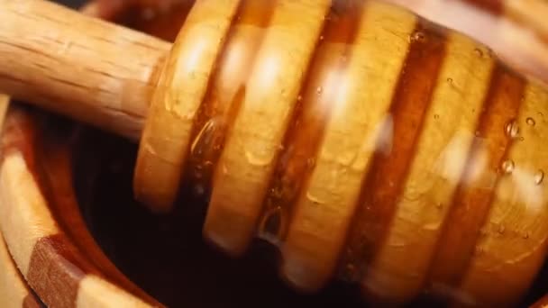 一桶蜂蜜中的蜂蜜。蜂蜜的罐子。特写宏 — 图库视频影像