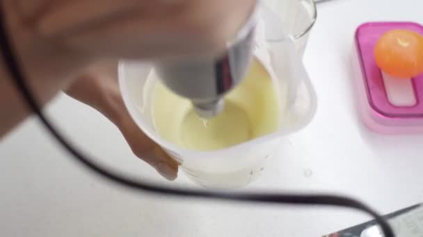 Блендер для приготування яєць і приготування їжі на кухні. вибірковий фокус — стокове відео