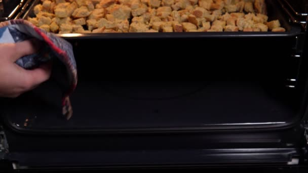 Hemlagad croutons från bröd matlagning i ugnen hemma. — Stockvideo
