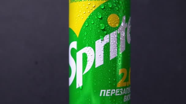 Tyumen, Russia-02 novembre 2020: logo Sprite Can. Sprite è una bevanda analcolica al limone e lime della Coca-Cola Company. — Video Stock