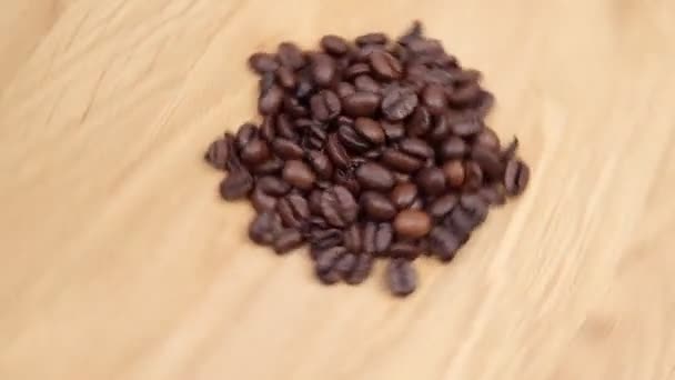 Grãos de café perfumados close-up. girando em uma mesa de madeira — Vídeo de Stock