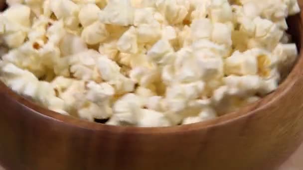 Popcorn zblízka. Prasklý popcorn s máslem se točí zblízka. rotující objekt. — Stock video