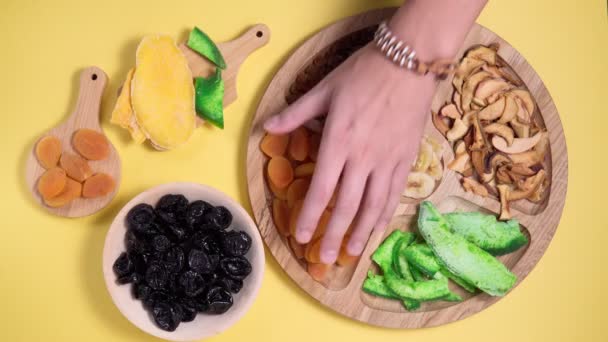 색 배경에 마른 과일을 섞는다. 유대 명절의 상징 Tu Bishvat. 평평하게 누워 있는 위에서 바라본 모습. — 비디오