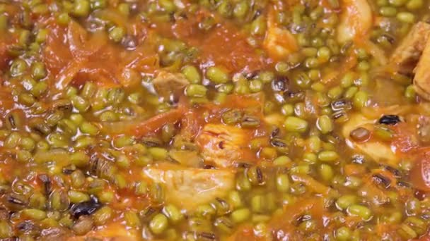 Mung Bean Appetizer, Comida sabrosa con tomates y filete de pollo. cocina — Vídeos de Stock