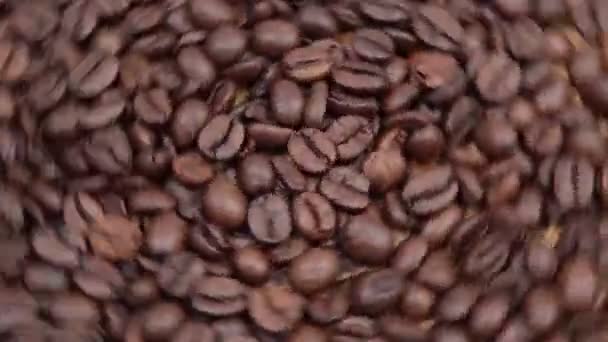 Granos de café fragantes de cerca. fondo giratorio — Vídeo de stock