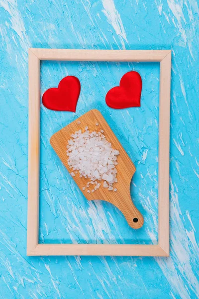 Морская Соль Пищи Любовь Сердце Голубом Фоне Вертикальное Фото — стоковое фото