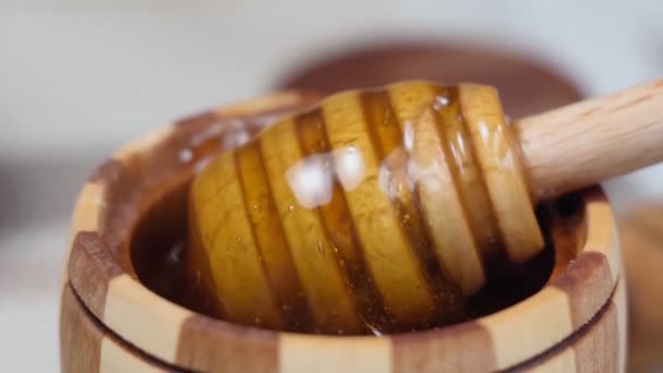 Suikerpasta of schoonheidswas voor suikers stroomt uit een houten dipper. Honingdruppels van de lepel. slow motion — Stockvideo