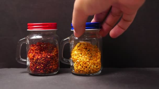 Konyhai edények üvegedények száraz fűszerekkel. Szósz, curry, szárított paradicsom — Stock videók