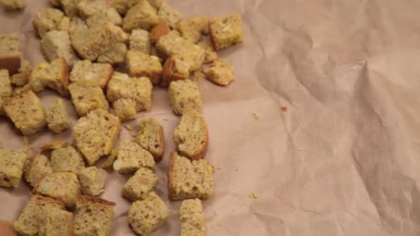 Zelfgemaakt knapperig brood met croutons. Fast food brood achtergrond, bovenaanzicht. — Stockvideo