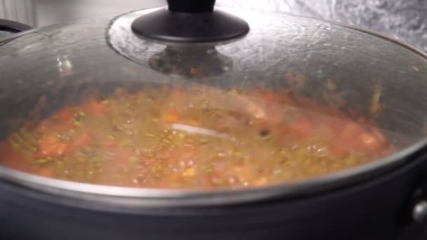 Frijoles mungo cocinando con pavo y tomates. Primer plano. cocina comida casera — Vídeos de Stock