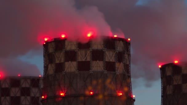 Rauch aus Industrieröhren. Industriegebiet. Selektiver Fokus auf Umweltverschmutzung — Stockvideo