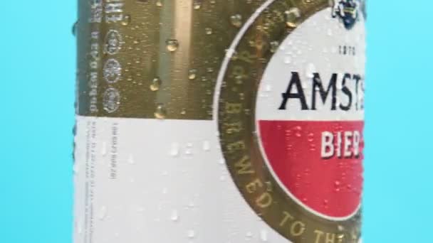 2020年12月10日:アムステルのプレミアムピルスナービールは、ノンアルコールビールのクローズアップのロゴを描くことができます。選択的焦点 — ストック動画