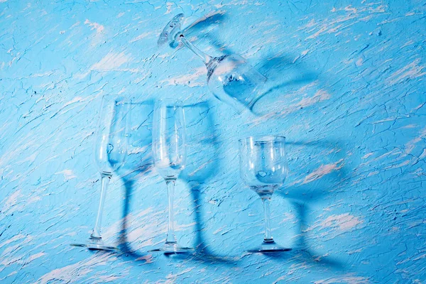 Bicchieri Vuoti Sfondo Azzurro Ombre Dure Vista Dall Alto — Foto Stock