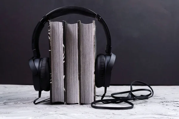 Headphones Modernos Com Livro Espaço Para Sms Audiolivros Educação Moderna — Fotografia de Stock