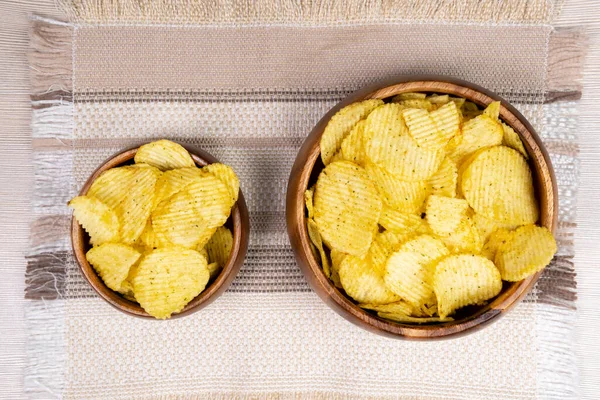 Dos Tazón Patatas Fritas Estriadas Recipiente Madera Snack Menú Comida — Foto de Stock
