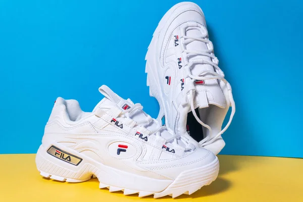 Tyumen Rusia Noviembre 2020 Zapatillas Deportivas Fila Colores Intensos Sobre — Foto de Stock