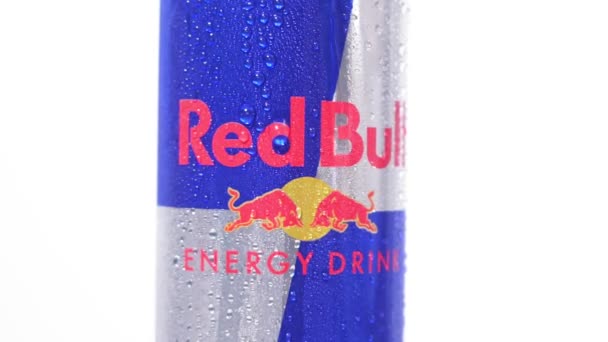 Tyumen, Rusya-01 Kasım 2020: Beyaz arka planda Red Bull Enerji İçeceği. logoyu kapat. — Stok video