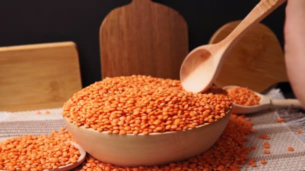 Lentil oranye dalam mangkuk kayu. Gaya hidup sehat. Diet vegetarian dan vegan. — Stok Video