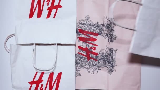 Tyumen, Russia-August 01, 2020: H a M, Hennes a Mauritz AB jsou švédské nadnárodní oděvy. balíčky s logem — Stock video