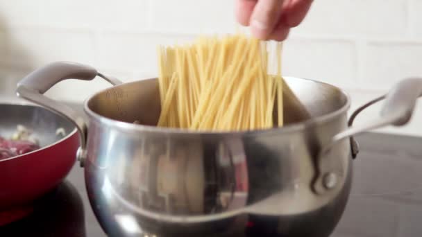 Vaření špaget v hrnci na oběd doma. selektivní zaměření — Stock video