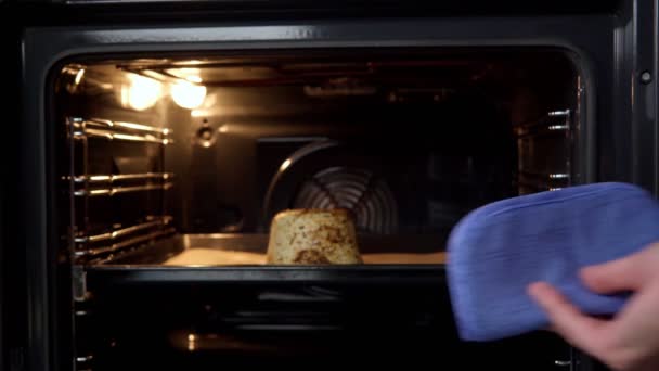 烤焦糖在家里的烤箱里烹调。选择性地关注家庭食物 — 图库视频影像