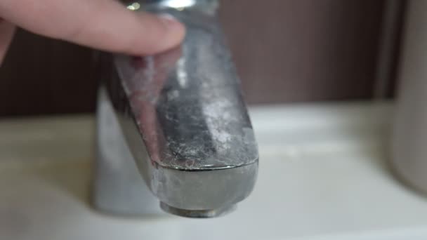 Hartes Wasser aus dem Wasserhahn im Badezimmer mit Kalkablagerungen, weißen Kalkablagerungen und Flecken. Rückstände und hartes Wasser. — Stockvideo