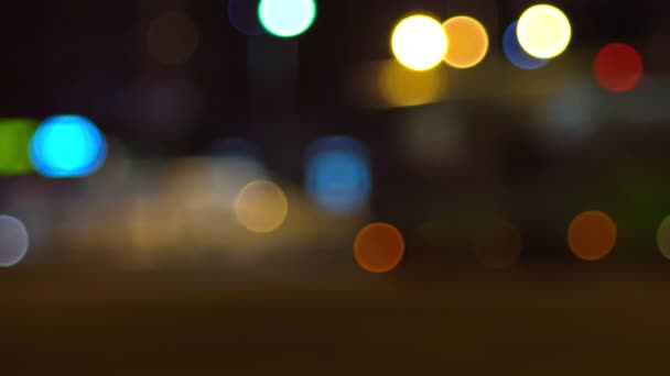 Gedeconcentreerde straat met passerende auto 's laat in de avond,' s avonds — Stockvideo