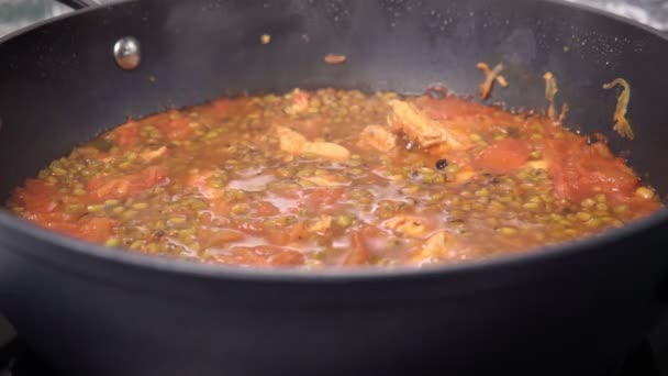 Haricots mungo cuisiner avec la Turquie et les tomates. Gros plan. cuisson des aliments maison — Video