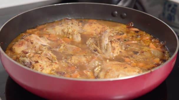 Alas de pollo guisadas en caldo con verduras y arroz de cerca. cocina comida — Vídeo de stock