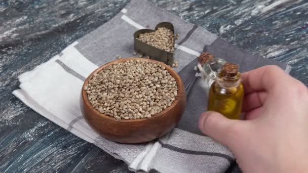 Canapa da seme, olio in un barattolo di vetro, olio di cannabis CBD. Erbe alternative per medicina. — Video Stock