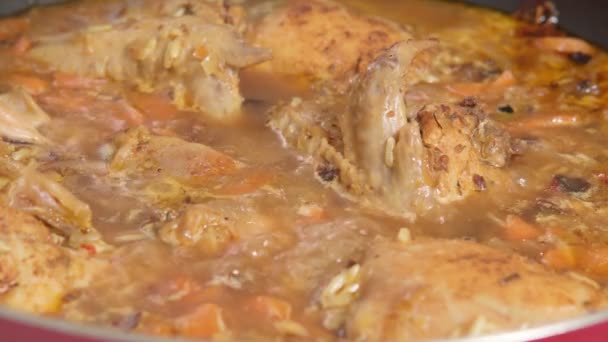 Hühnereintopf mit Gemüse und Reis in Großaufnahme. Essen kochen — Stockvideo
