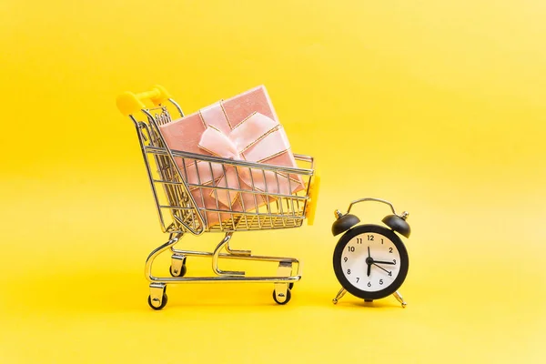 Hora Presente Conceito Compras Relógio Caixas Presente Natal Fundo Amarelo — Fotografia de Stock