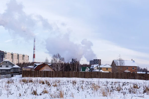都市部の冬産業景観住宅雪 煙管付きパイプ — ストック写真